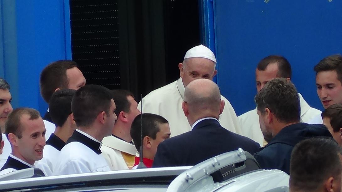 VIDEÓ - Kik vannak rajta a Ferenc pápával készített csoportképen?