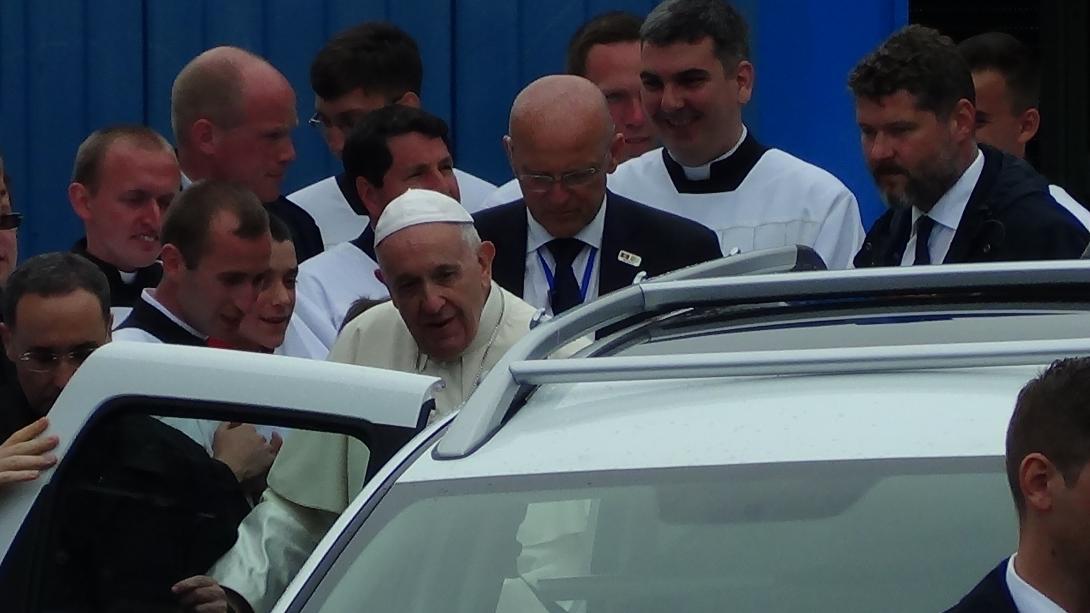VIDEÓÖSSZEÁLLÍTÁS - Ferenc pápa Csíksomlyón: zarándokok, eső, sár, szentmise...