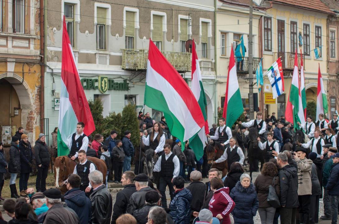 Március 15-i magyar zászlók: Kézdivásárhely polgármesterének ki kell fizetnie a bírságot