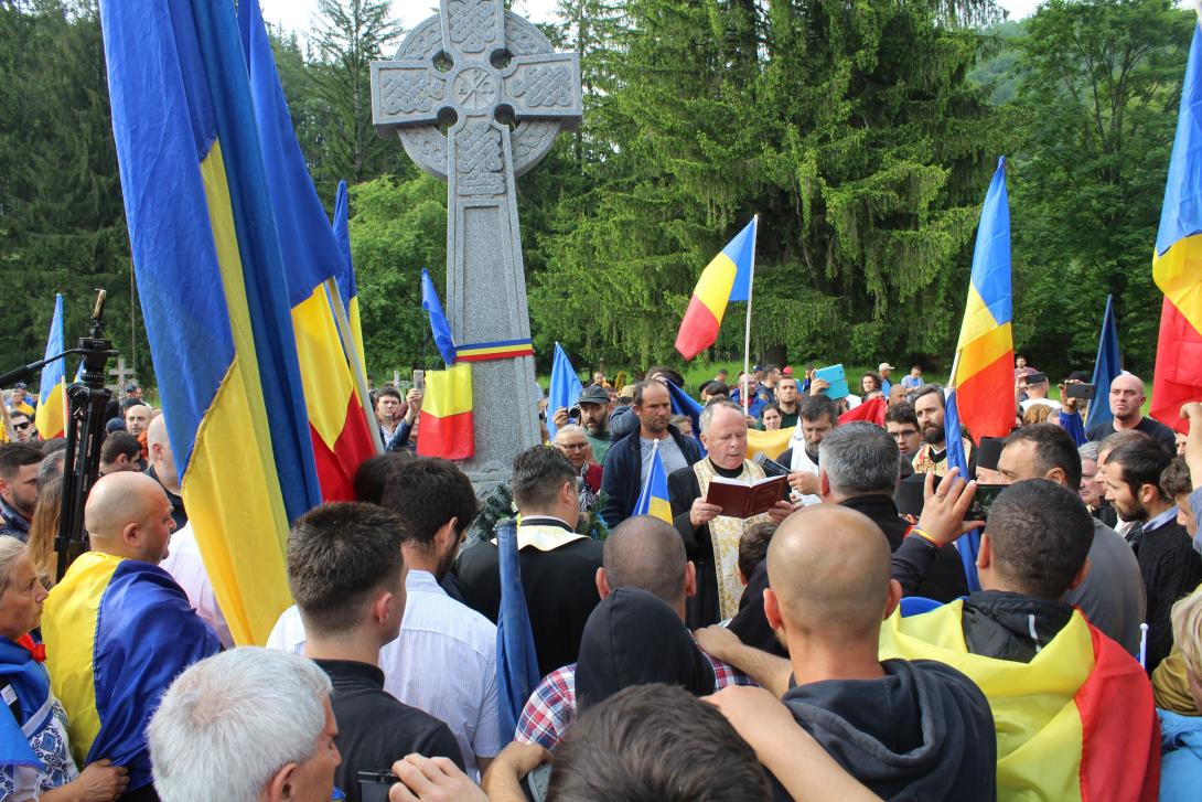 Súlyos a helyzet Úzvölgyében: betörtek a román szélsőségesek a katonatemetőbe (FOTÓRIPORTTAL)