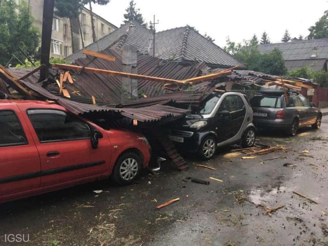 Csaknem száz településen, főleg Erdélyben okoztak károkat a viharok