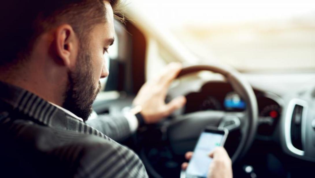 Szigorúan büntetik a mobil eszközöket használó sofőröket