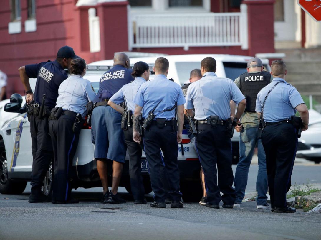 Lövöldözés túszejtéssel Philadelphiában, több rendőrt meglőttek