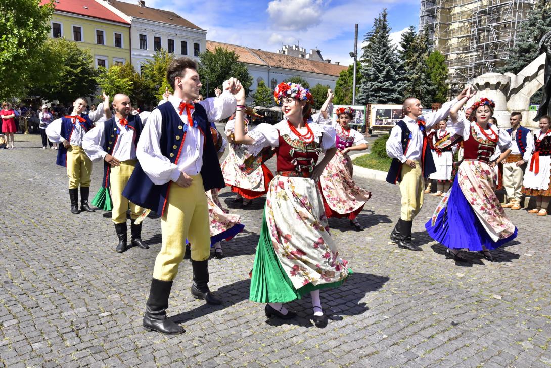 Nemzetközi tánckavalkád Kolozsvár Főterén