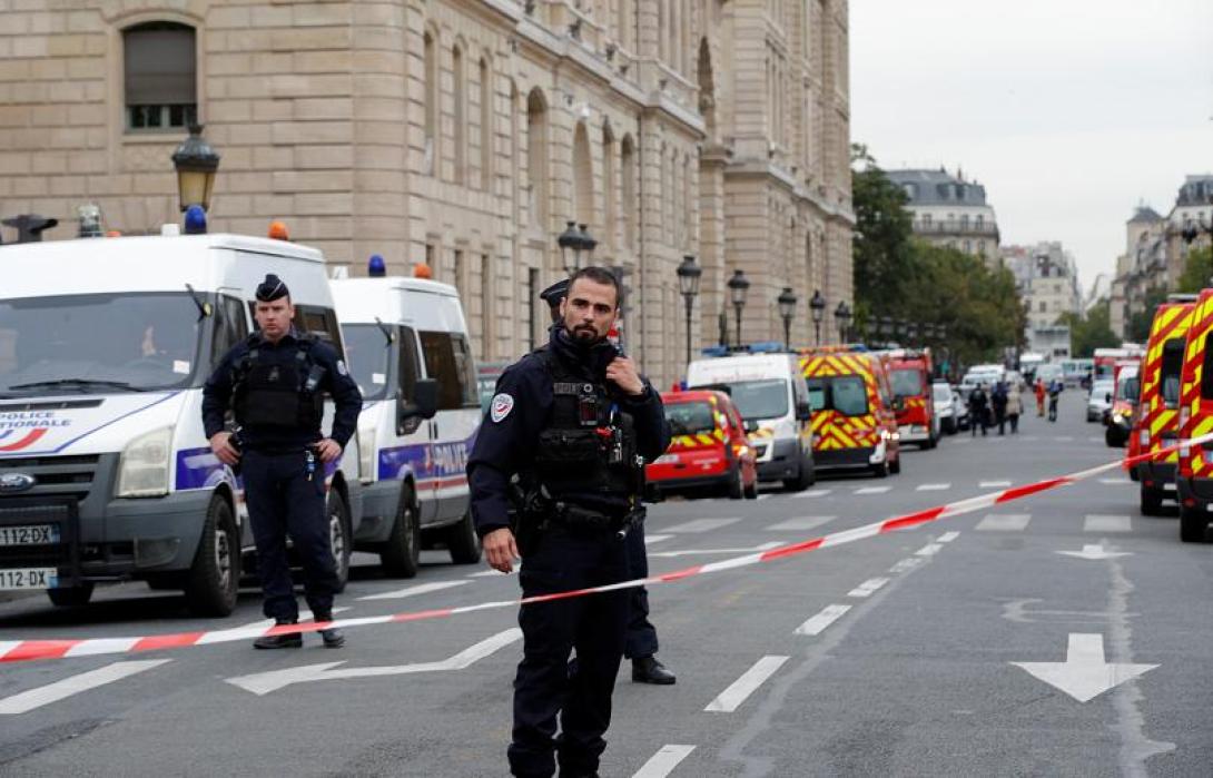 Késsel társaira támadt egy párizsi rendőr – négyet megölt