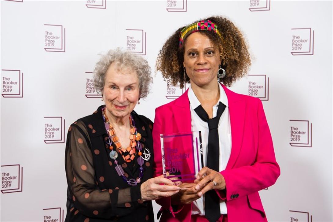 Margaret Atwood és Bernardine Evaristo megosztva kapta az idei Booker-díjat
