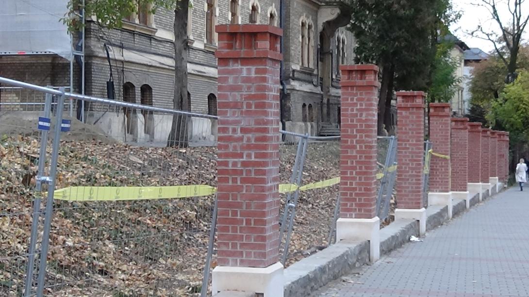 VIDEÓ – Folytatódik a megyei kórház kerítésének a helyreállítása