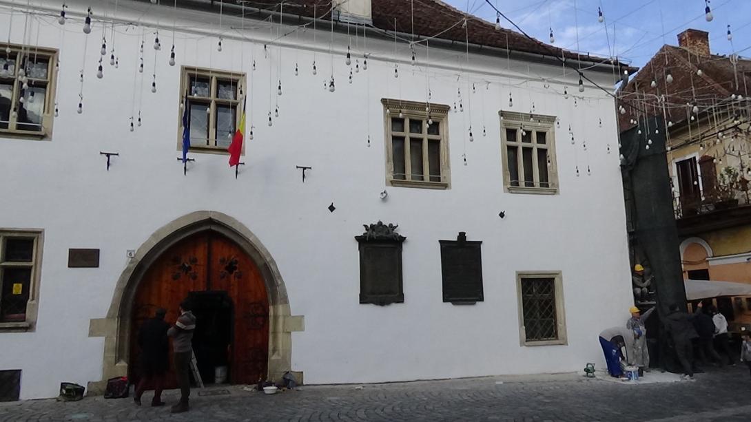 VIDEÓ - Befejezték a Mátyás király szülőháza homlokzatának tatarozását
