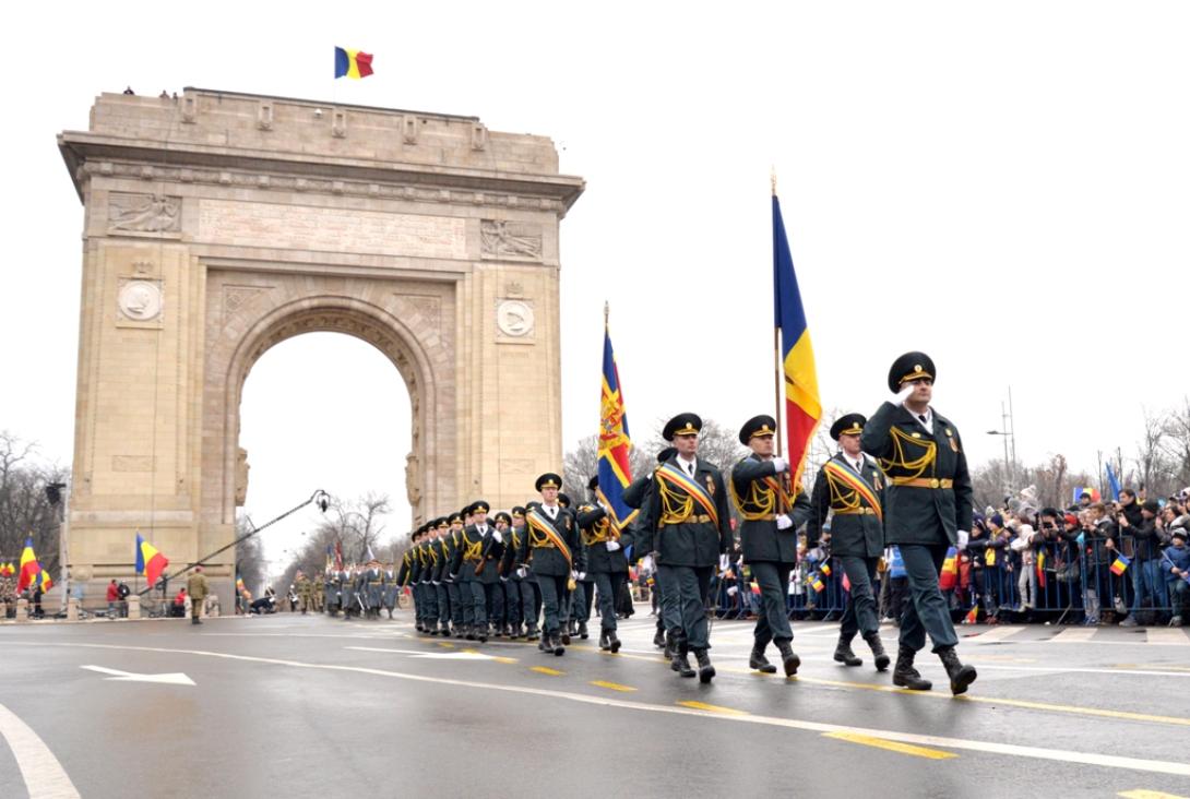 Katonai parádéval ünnepeltek Bukarestben és az országban december elsején