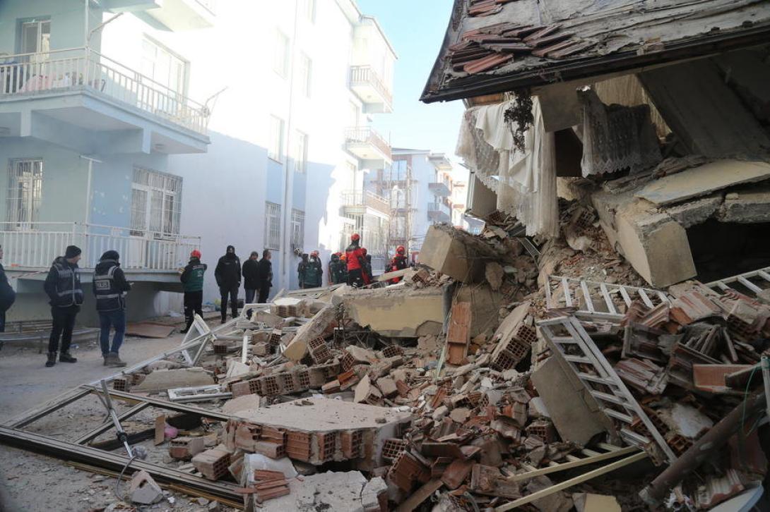 Vasárnap is folytatódott a török földrengés túlélői utáni kutatás. Nőtt a halottak száma