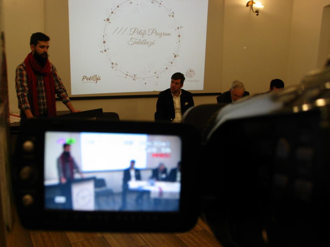 VIDEÓRIPORT - Petőfi-ösztöndíjasok találkozója a szamosújvári Téka Alapítványnál