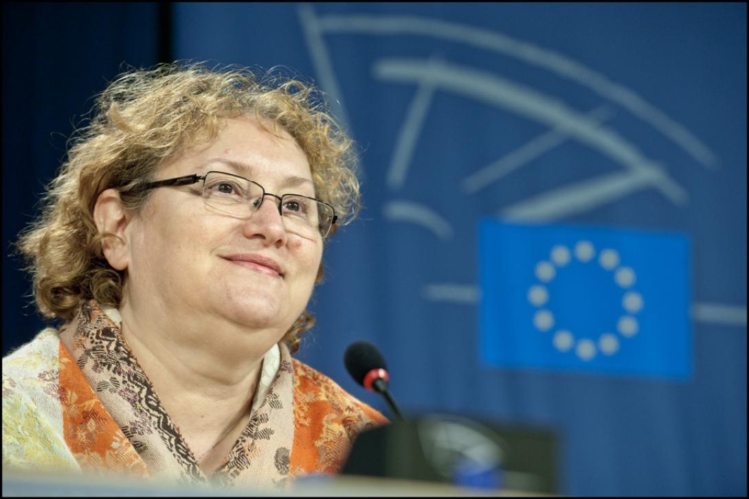 Alkotmányossági óvást emelt Renate Weber az előrehozott választásokról szóló kormányrendelet ellen