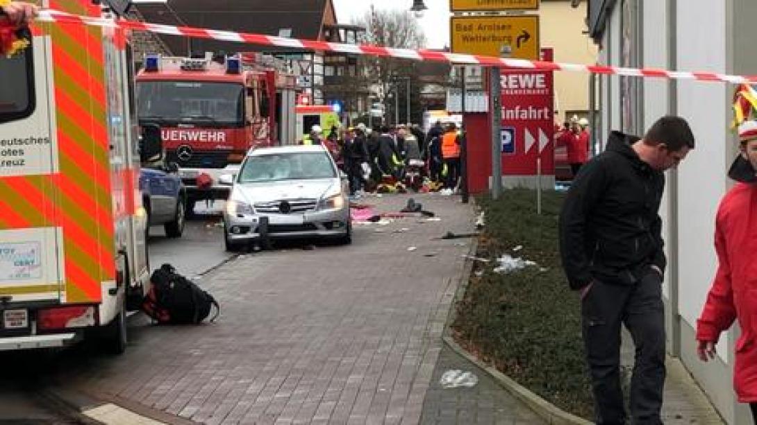 A tömegbe hajtott egy autós egy németországi farsangi felvonuláson