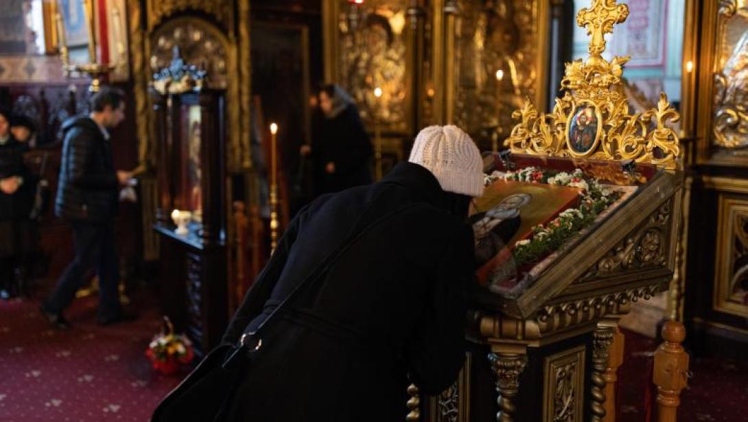 Koronavírus - Az ortodox egyház ideiglenesen eltekint az ikonok csókolgatásától