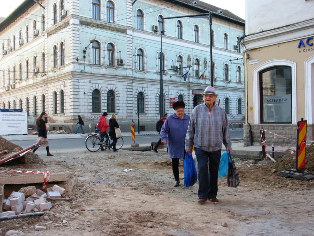 Több a bezárt üzlet, mégis aránylag sok az ember Kolozsvár utcáin