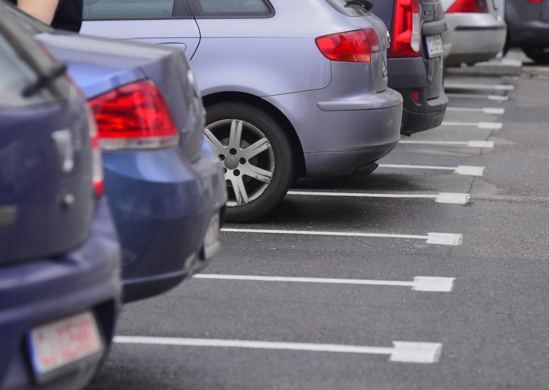 Parkolóhely-bérlési szabályzatot fogadott el a kolozsvári tanács