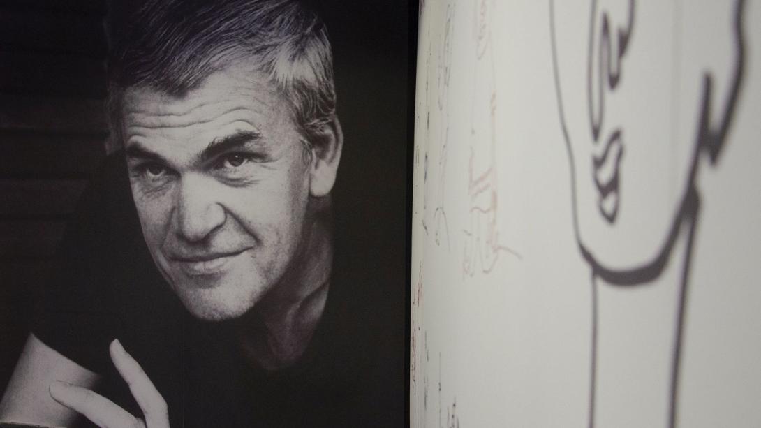 Milan Kundera a Morva Tartományi Könyvtárnak adományozza archívumát