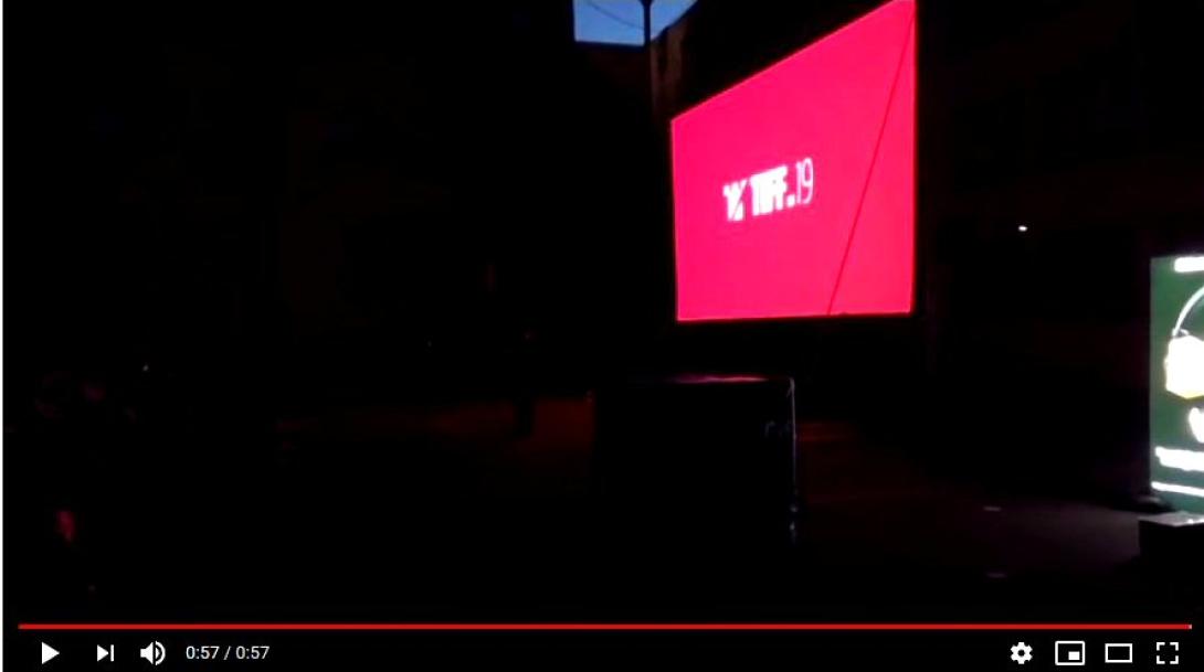 VIDEÓ - Késő esti TIFF-vetítés a Coşbuc-líceum udvarán