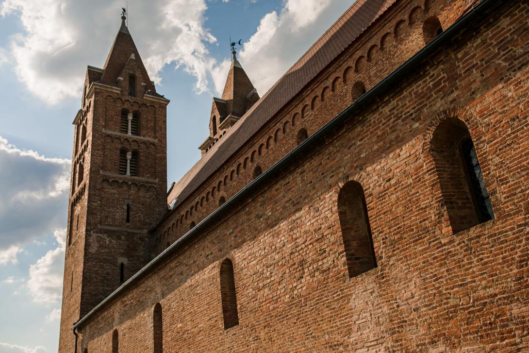Felújítás után felszentelték Erdély egyik legnagyobb Árpád-kori román stílusú bazilikáját