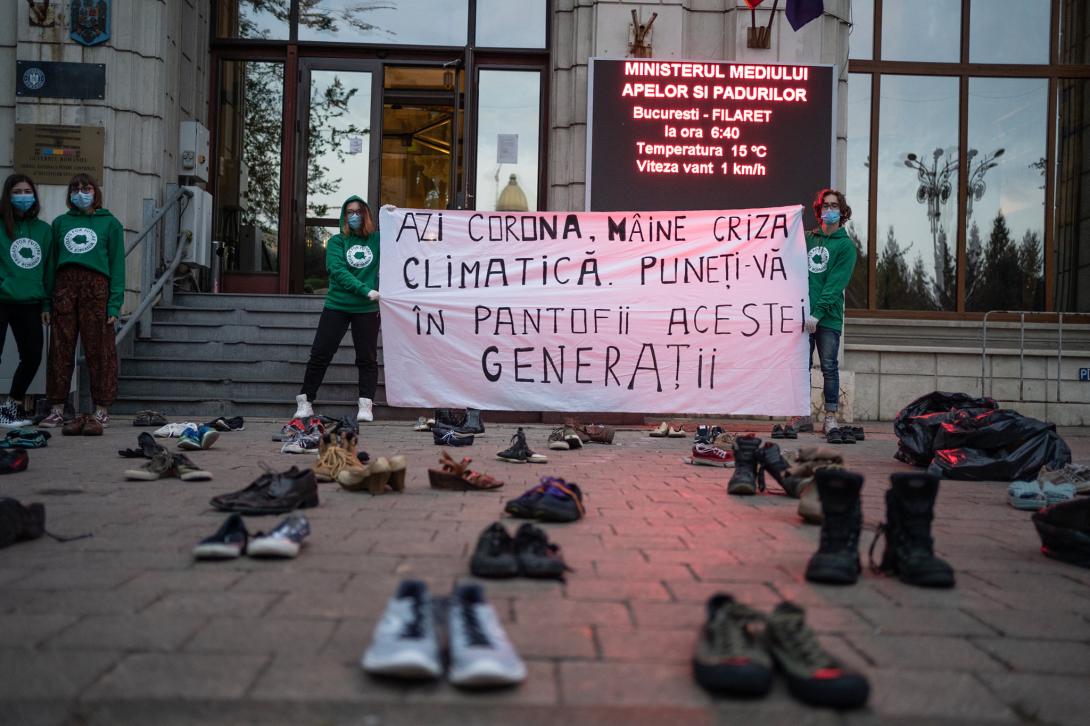 Aktivisták tiltakoztak a környezetvédelmi tárca előtt