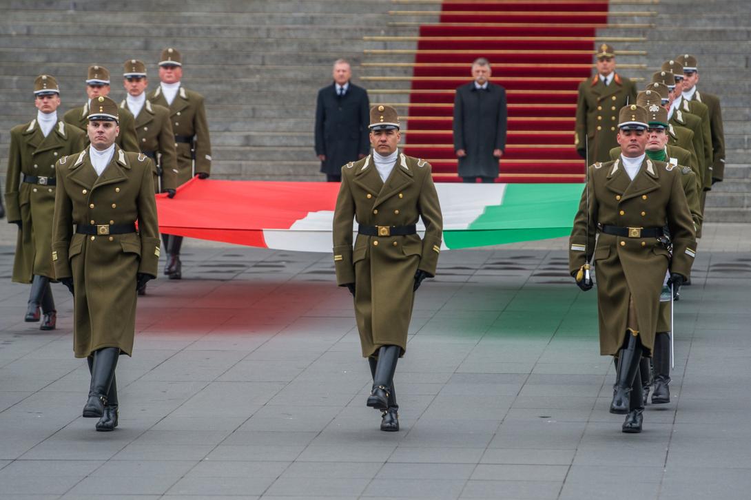 Felvonták a nemzeti lobogót magyar Parlament előtt