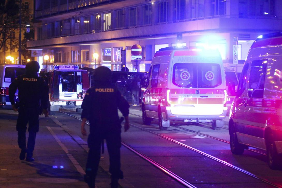 Terrortámadás Bécsben több helyszínen. Többen meghaltak