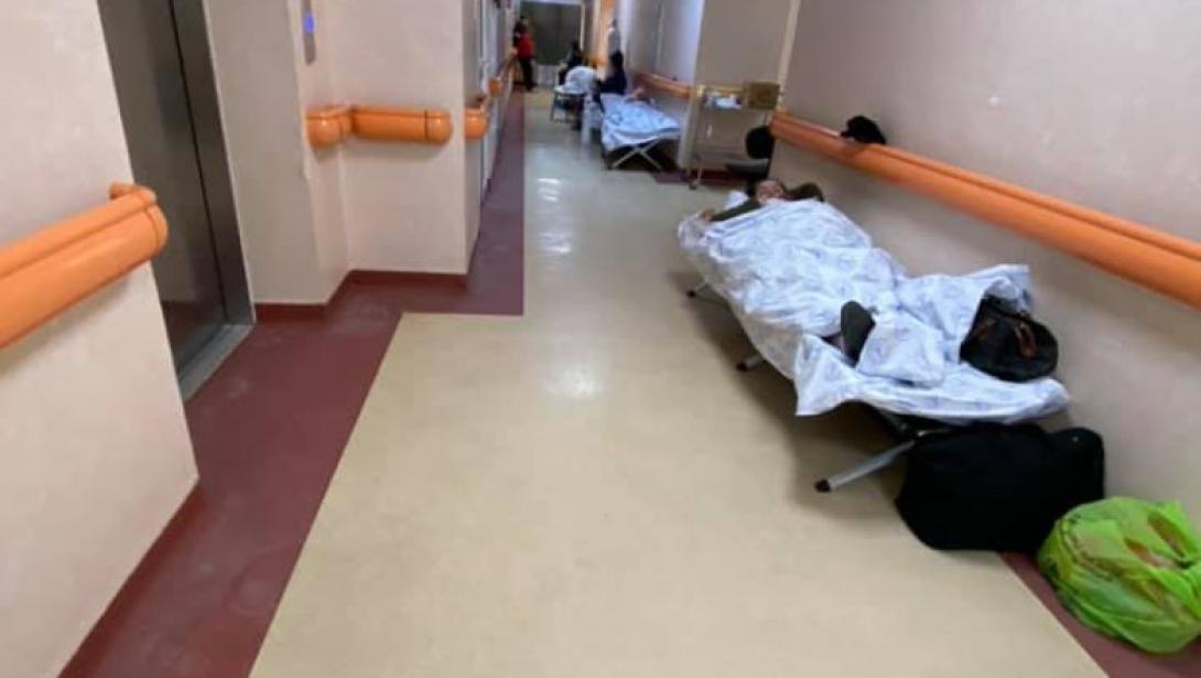Bukaresti kórház folyosóján kezelt betegekről mutatott képeket egy hírtelevízió