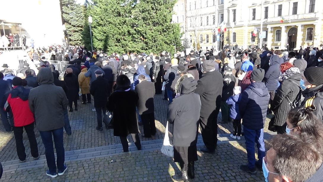 VIDEÓ – Kisebb tömeg a kolozsvári ortodox katedrális előtt
