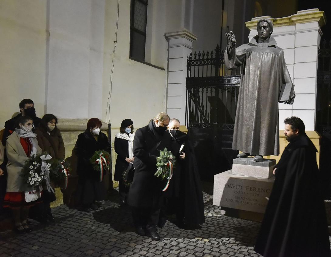 VIDEÓ - Megkoszorúzták a vallásalapító Dávid Ferenc szobrát