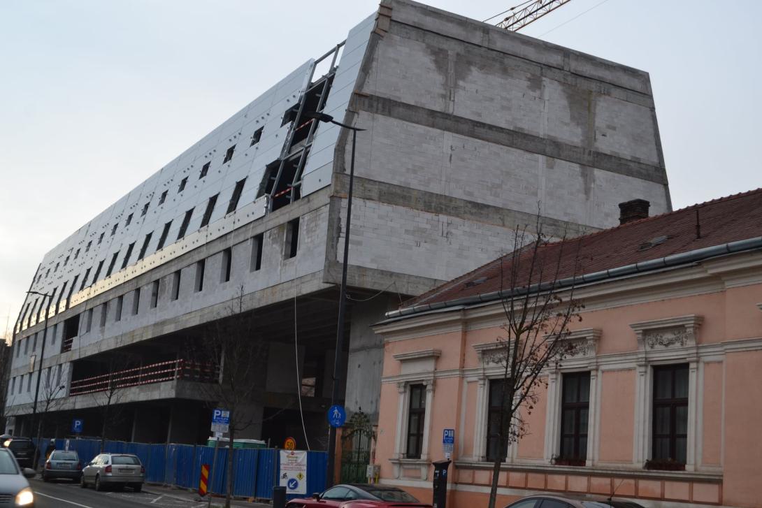 Boc: Bukarest a kolozsvári önkormányzatot megkerülve engedélyezte a „koporsó-hotelt”