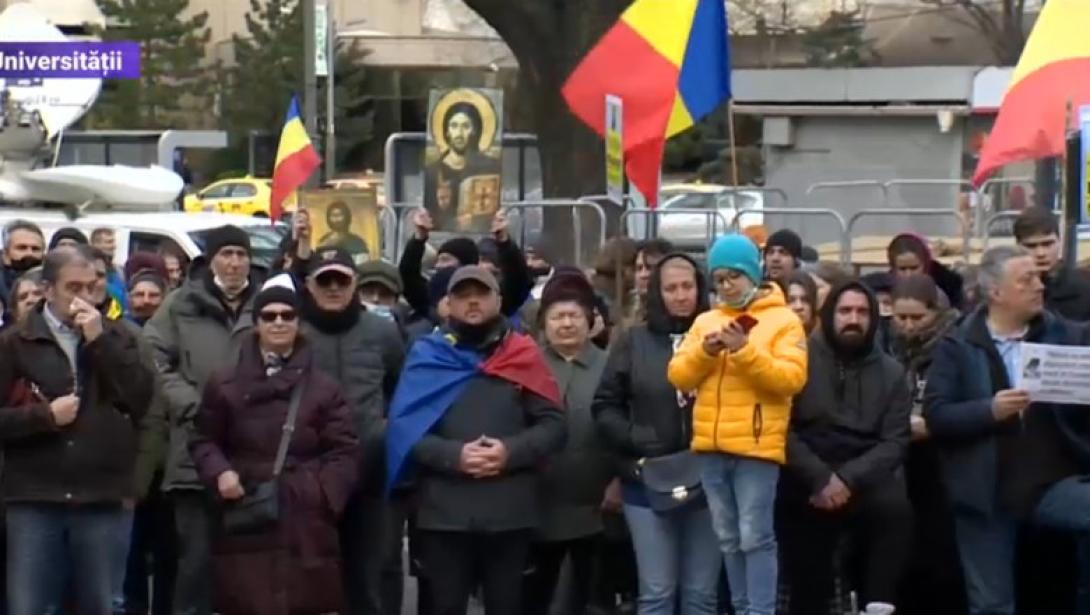 Bukarestben tüntettek a járvány miatt bevezetett intézkedések ellen