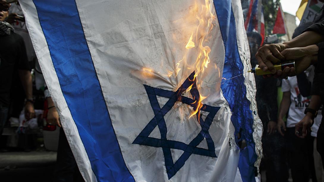 Izraeli zászlót égettek zsinagógák előtt Németországban