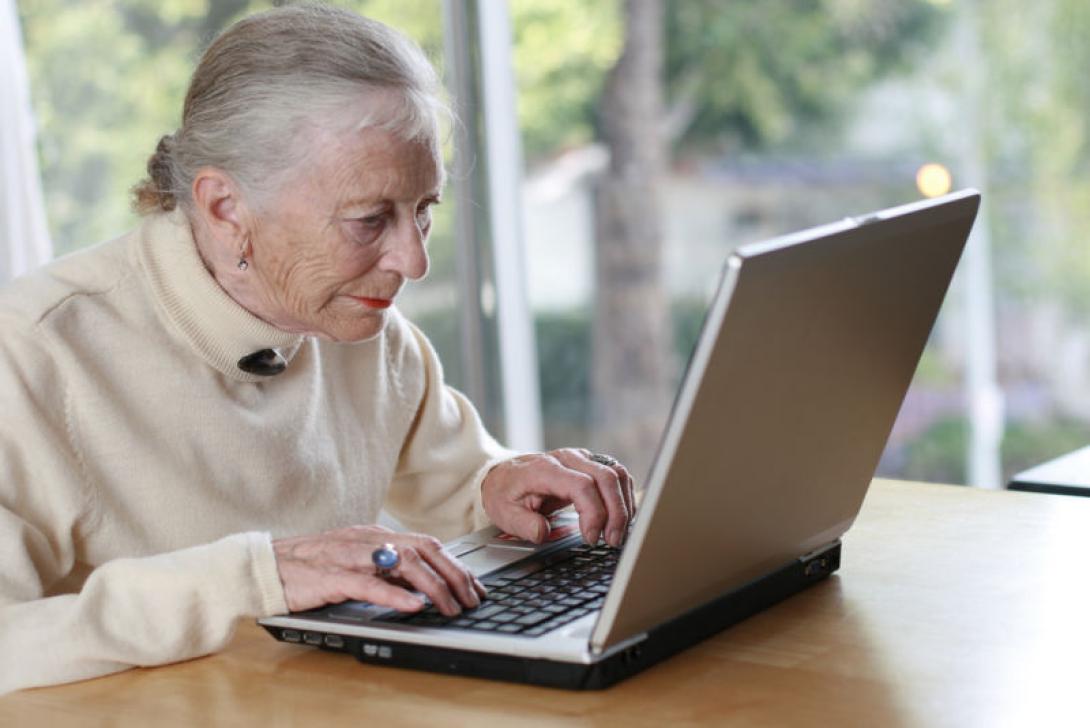 Gyakrabban interneteznek a romániai idősek