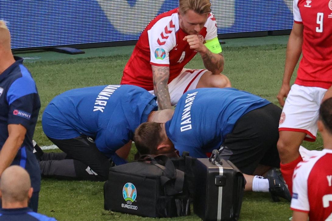 EURO-2020 - Félbeszakadt a dán-finn meccs, a dán Christian Eriksen összeesett a pályán. Később folytatták a mérkőzést, amely a finnek győzelmével végződött