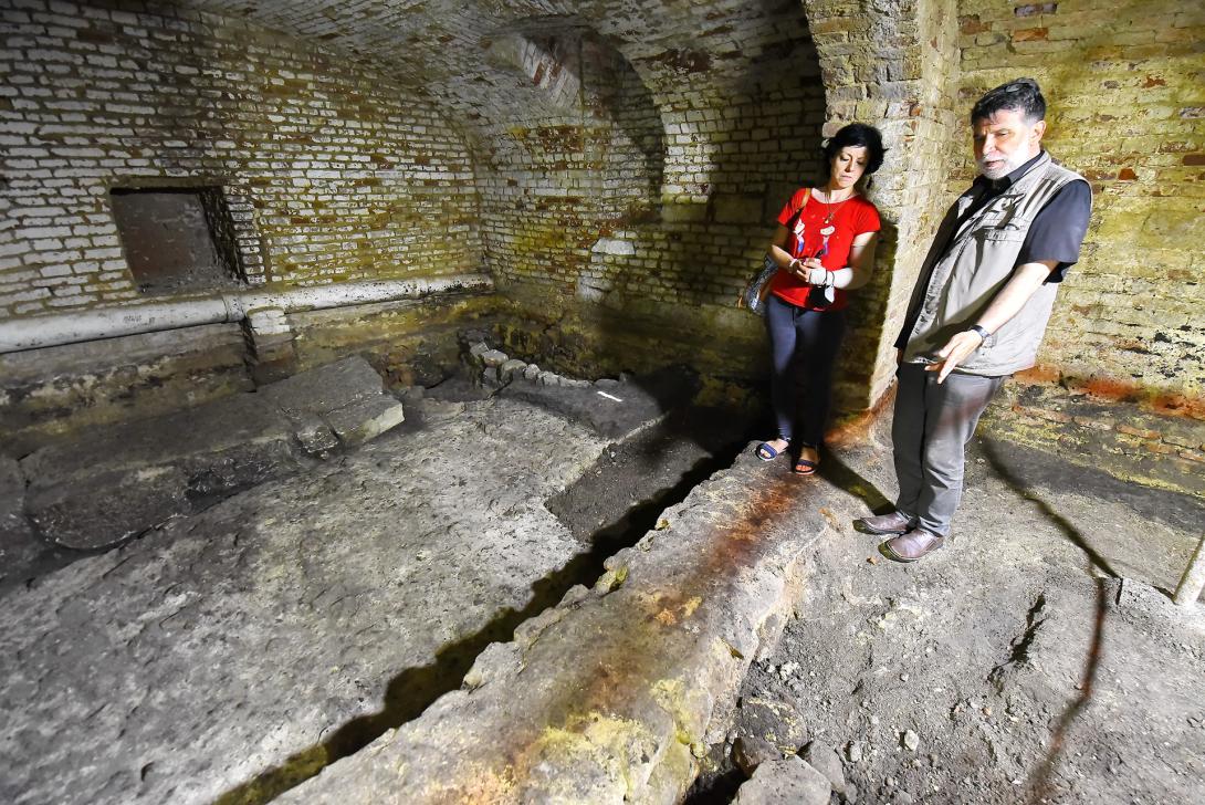 Római utcarész, neolitikumi sír  az egyik Státus-ház pincéjében