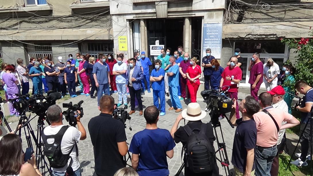 VIDEÓ - Sajtótájékoztató és tiltakozás a Kolozsvári Urológiai Intézetnél