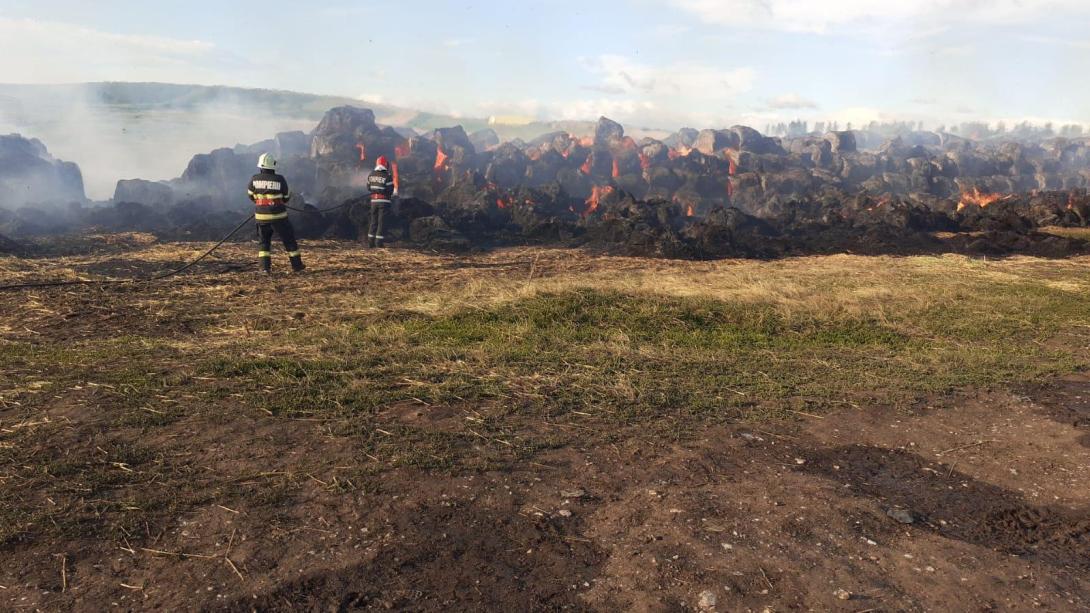 Közel 3 ezer szalmabála égett el Pusztacsánban