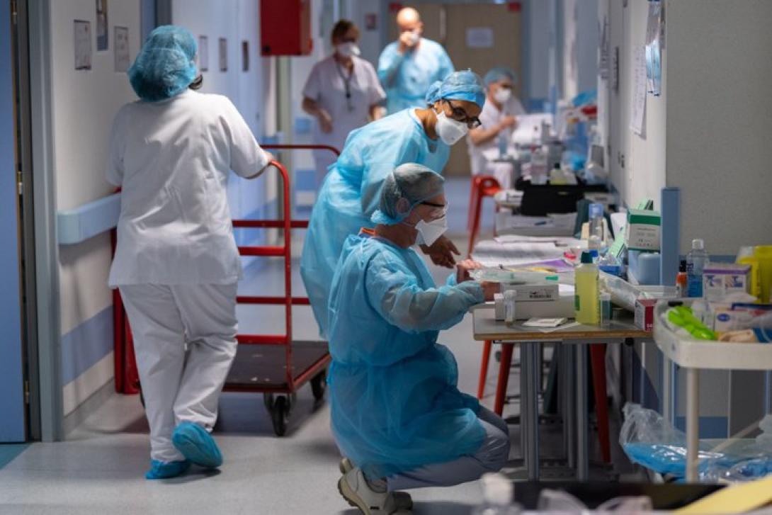 Több mint 20 ezer fertőzöttet ápolnak kórházban