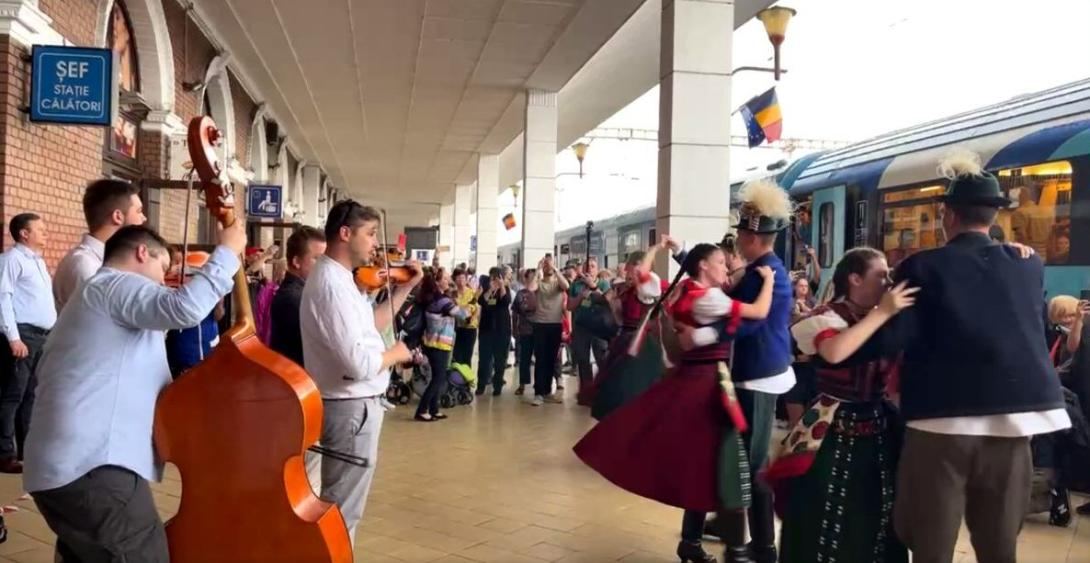 VIDEÓ – Néptánccal üdvözlik a Boldogasszony zarándokvonat utasait