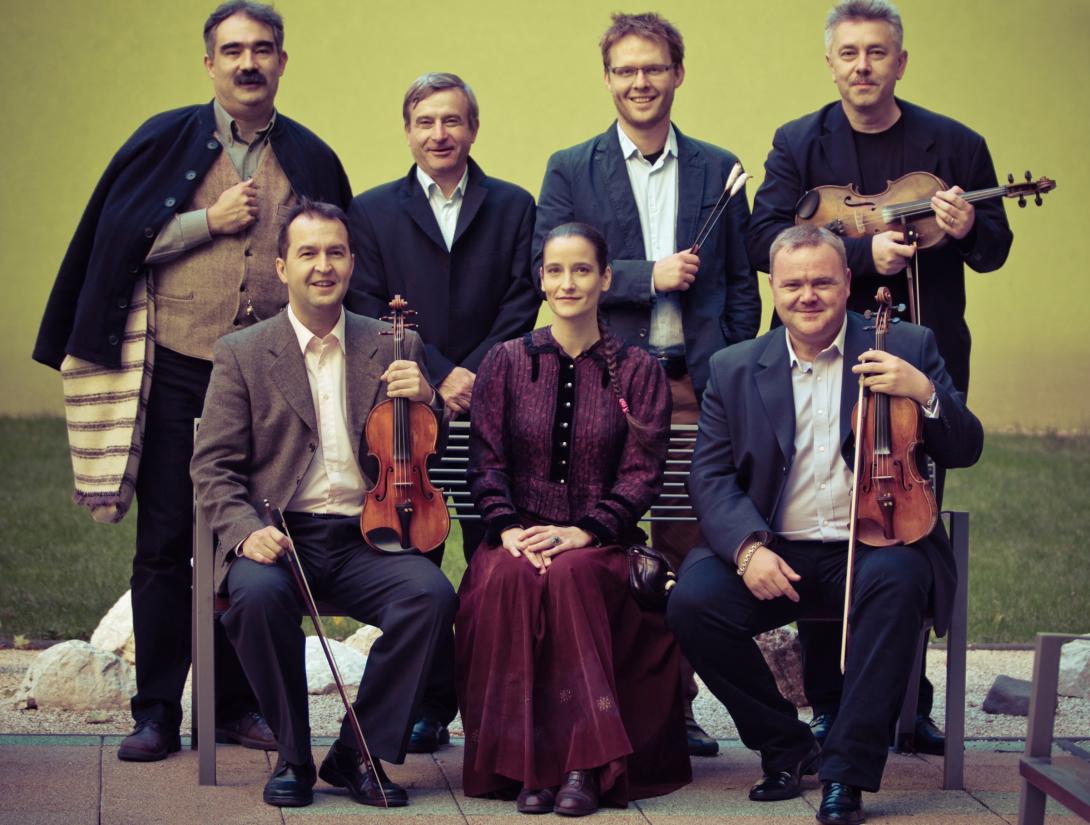 A mélységeket keresve - Erdélyben koncertezik a Fonó Zenekar