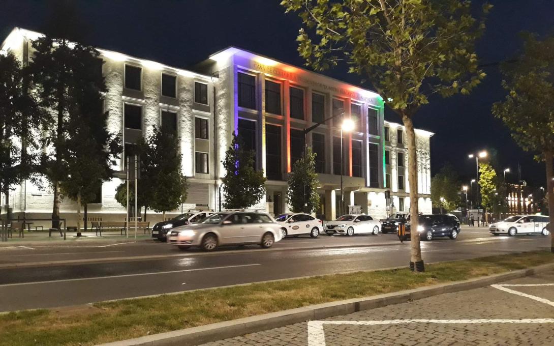Nemzeti színek a kolozsvári Diákművelődési Ház homlokzatán