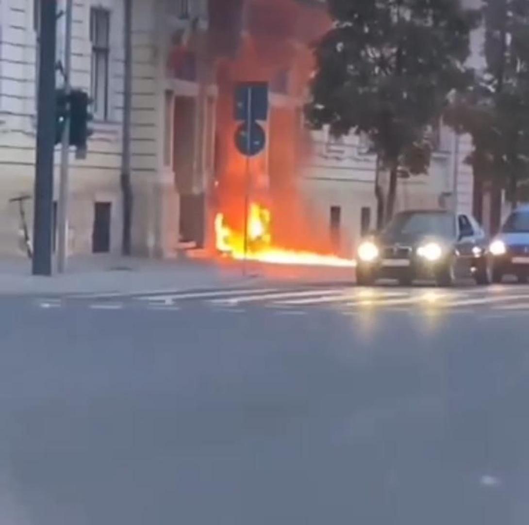 Felgyújtotta a kolozsvári polgármesteri hivatal kapuját