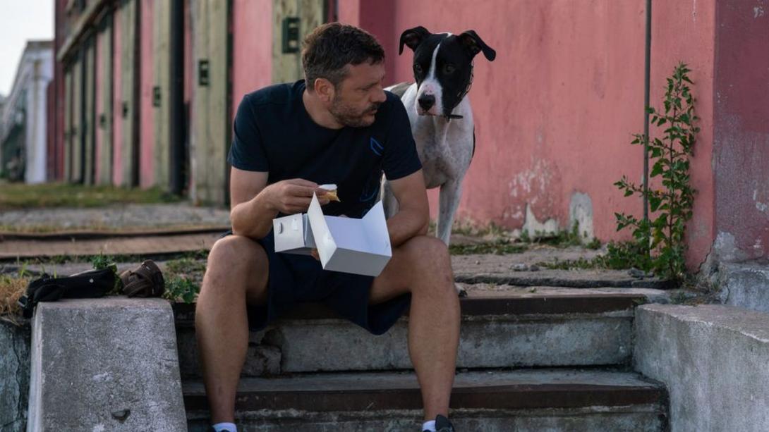 Om câine – román film az alkotókkal kolozsvári mozikban ma este