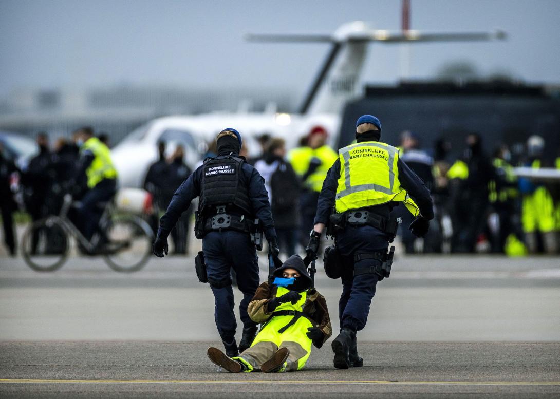 Korlátozzák a repülőgépjáratokat – követelték aktivisták az amszterdami repülőtéren
