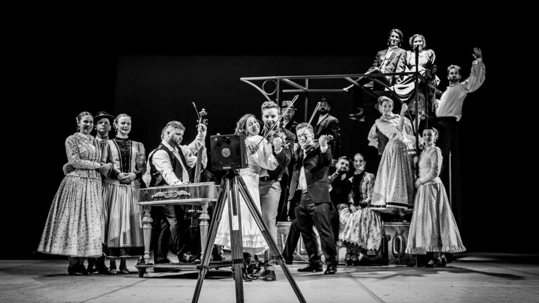 Boldog békeidők – Kolozsváron látható a Tokos zenekar és a Nagyvárad Táncegyüttes közös előadása