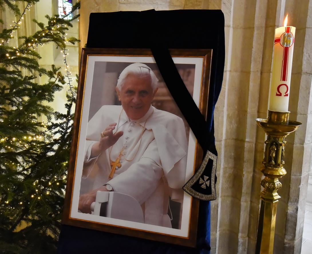 Eltemették XVI. Benedek nyugalmazott pápát