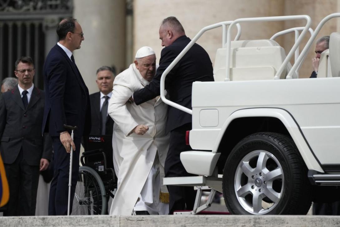 Kórházba szállították Ferenc pápát  légúti gyulladás miatt