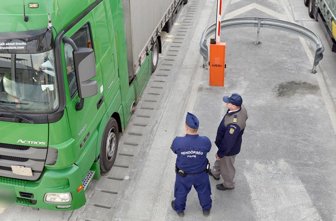 Törökországi kamionban szállítottak illegális bevándorlókat