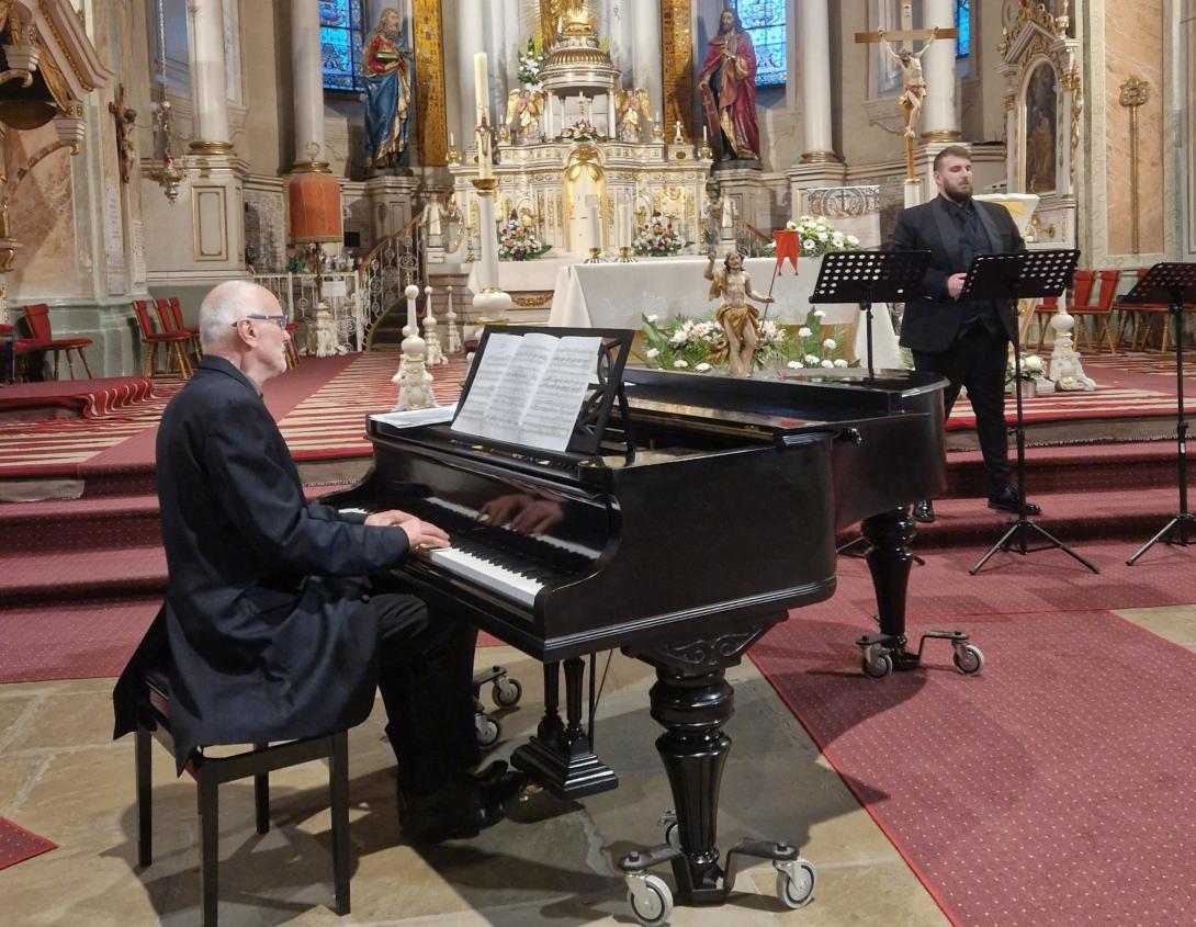 Pavarotti egykori karmestere, Ács János rendkívüli ajándéknak tartja, hogy Erdélyben lehet