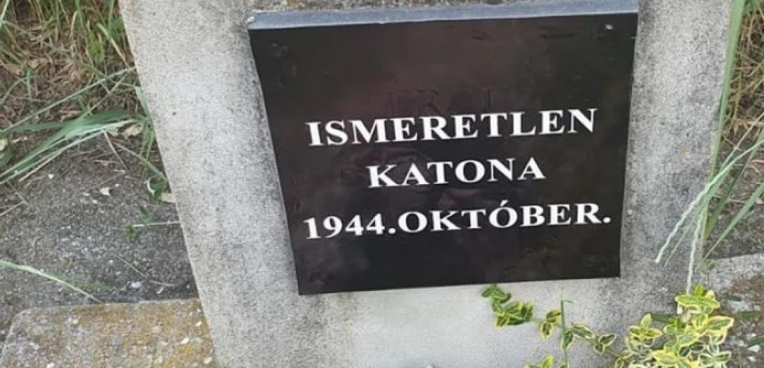 Provokáció? - Magyar feliratú matricával ragasztották le az ismeretlen katona síremlékét Szatmárnémetiben